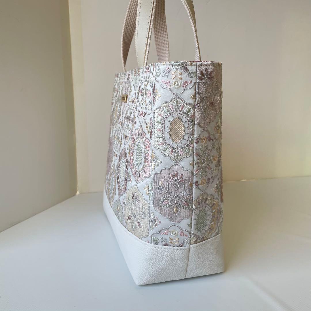 インド刺繍ホワイト系と合皮　新サイズMトートバッグ　ハンドメイド