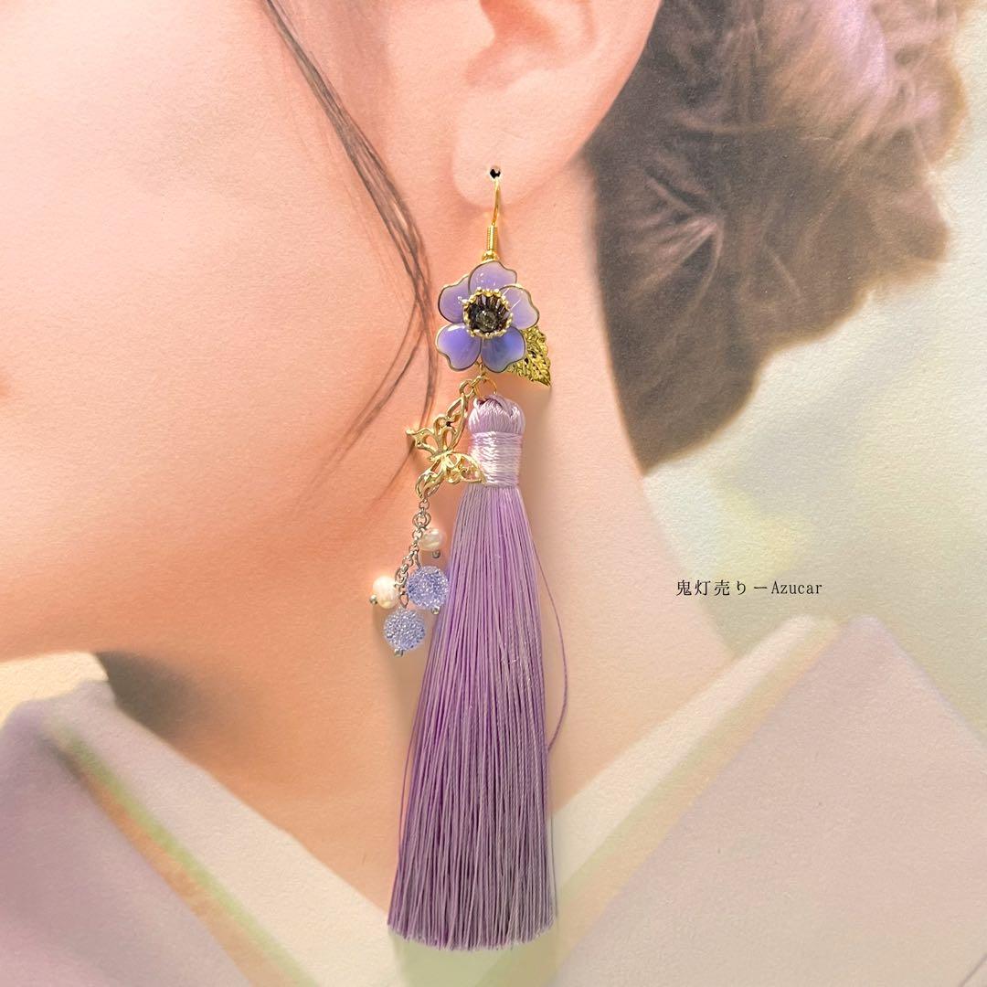 青紫桜と鬼灯と蝶の淡水パールと砂糖ビーズ、ロングタッセル付き　和風ピアス
