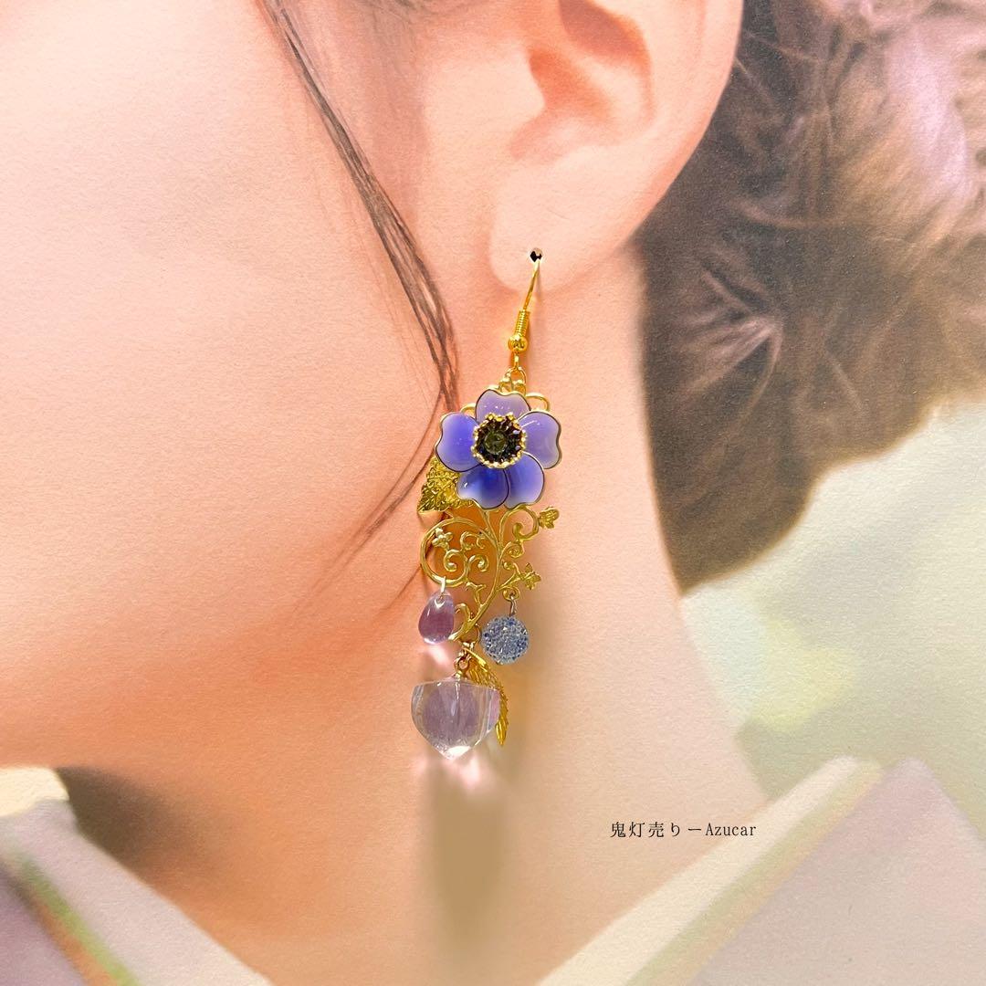 青紫桜と鬼灯と蝶の淡水パールと砂糖ビーズ、ロングタッセル付き　和風ピアス