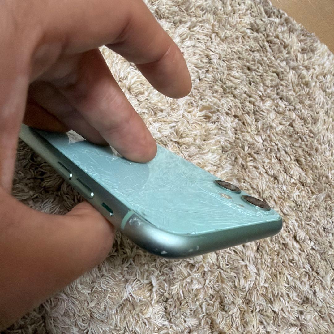 iPhone11 128GB 海外SIMフリー 背面ヒビあり 初期化済