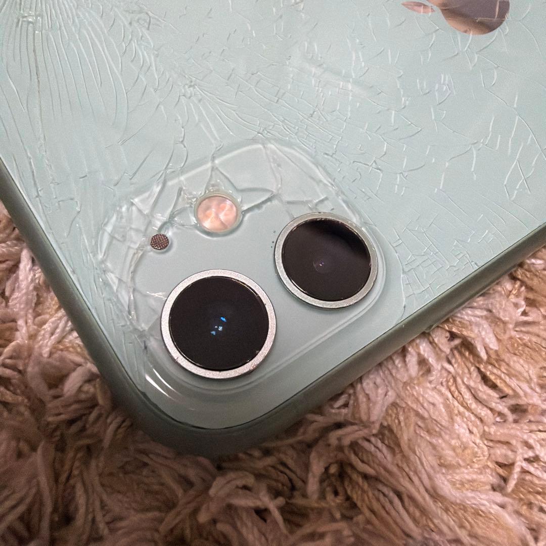 iPhone11 128GB 海外SIMフリー 背面ヒビあり 初期化済