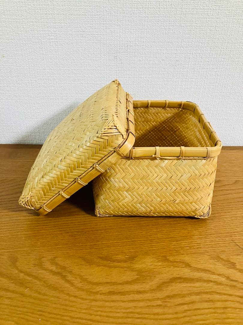 京都、公長斎小菅の竹の四角いバスケット