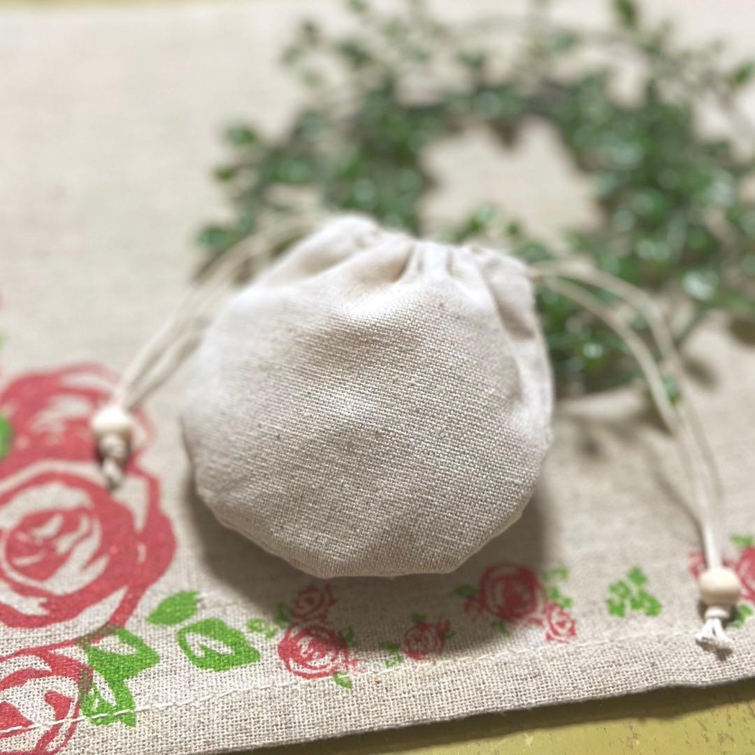 No.2306-66 手のひら巾着サシェ 香り袋 綿麻 ローズ刺繍 ブルー 白