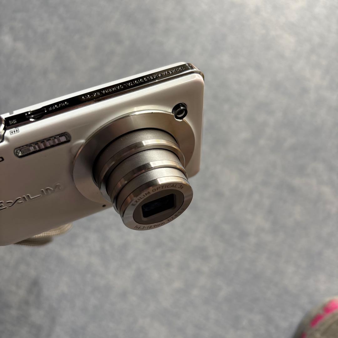 CASIO EXILIM ホワイト デジタルカメラ