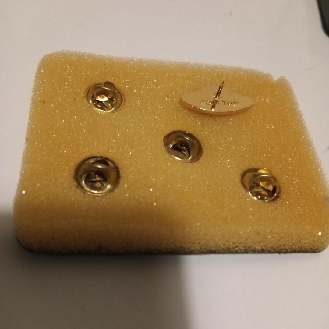 トーイ・ケニング＆スペンサー社製ピンバッジ英国王室御用達　11月8