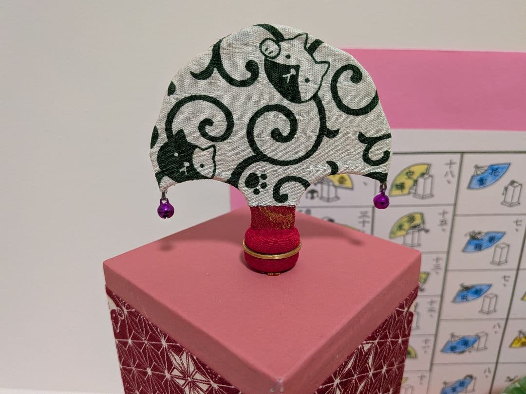 「唐草模様の猫。」（蝶）「藍染風の猫。」（枕）投扇興セット。