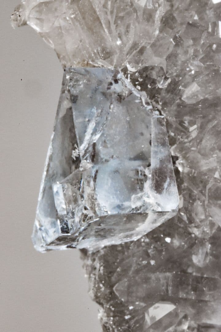 中国浙江省産 スモーキードゥルージークォーツと超透明なフローライトの共生