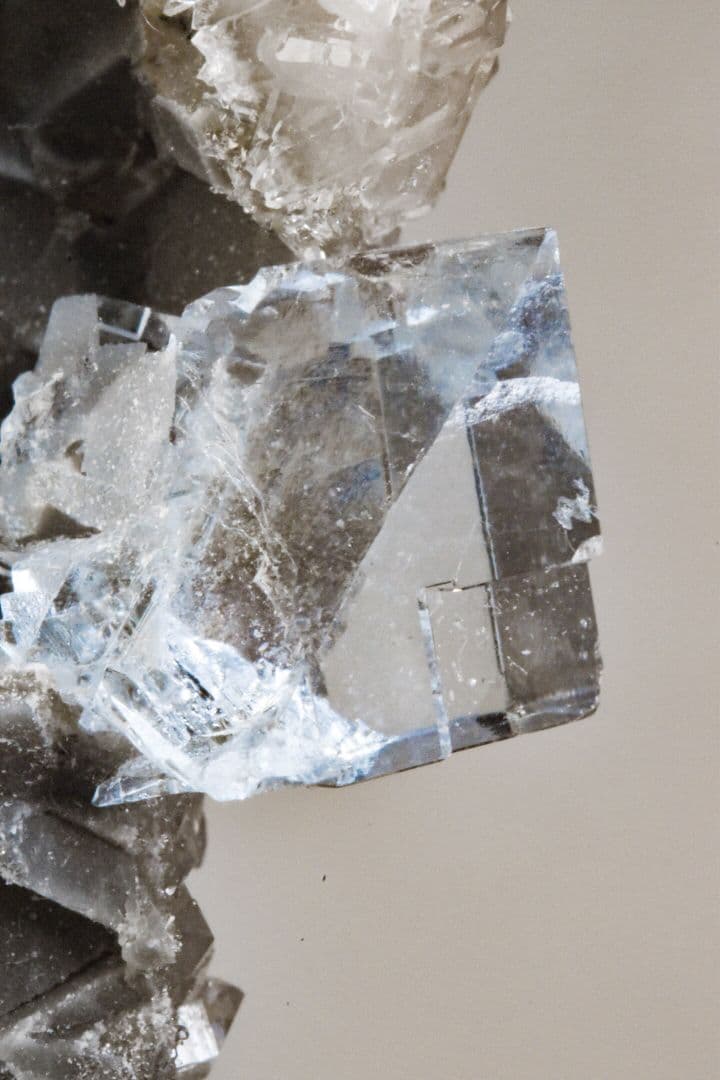 中国浙江省産 スモーキードゥルージークォーツと超透明なフローライトの共生