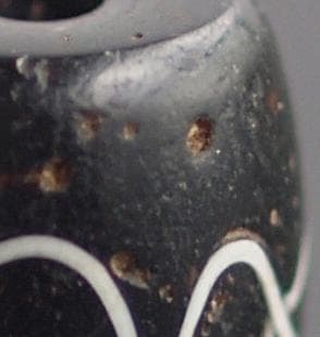 黒の樽型に白い細線2本を8の字型に交差　10C-13C制作の清楚な繊細波紋ビーズ