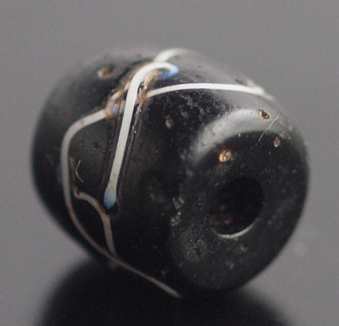黒の樽型に白い細線2本を8の字型に交差　10C-13C制作の清楚な繊細波紋ビーズ