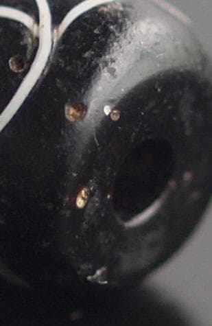 黒の樽型に白い細線2本を8の字型に交差　10C-13C制作の清楚な繊細波紋ビーズ