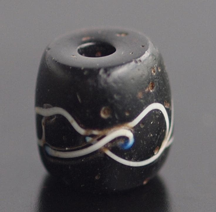 黒の樽型に白い細線2本を8の字型に交差　10C-13C制作の清楚な繊細波紋ビーズ