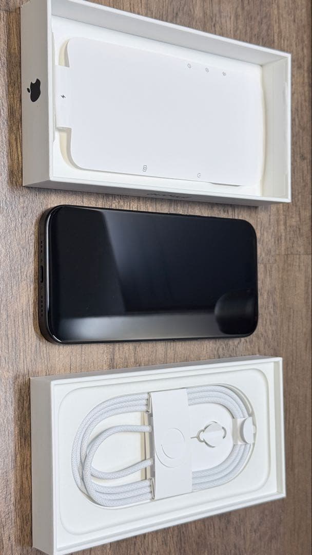 【美品・フィルム付き】iPhone 16 スペースグレー