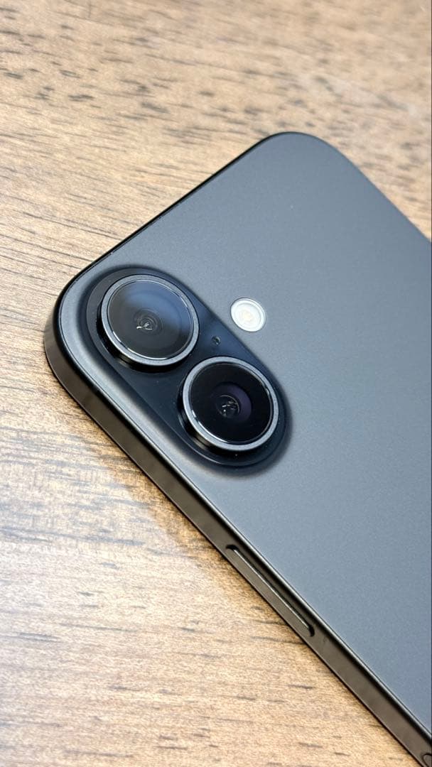 【美品・フィルム付き】iPhone 16 スペースグレー