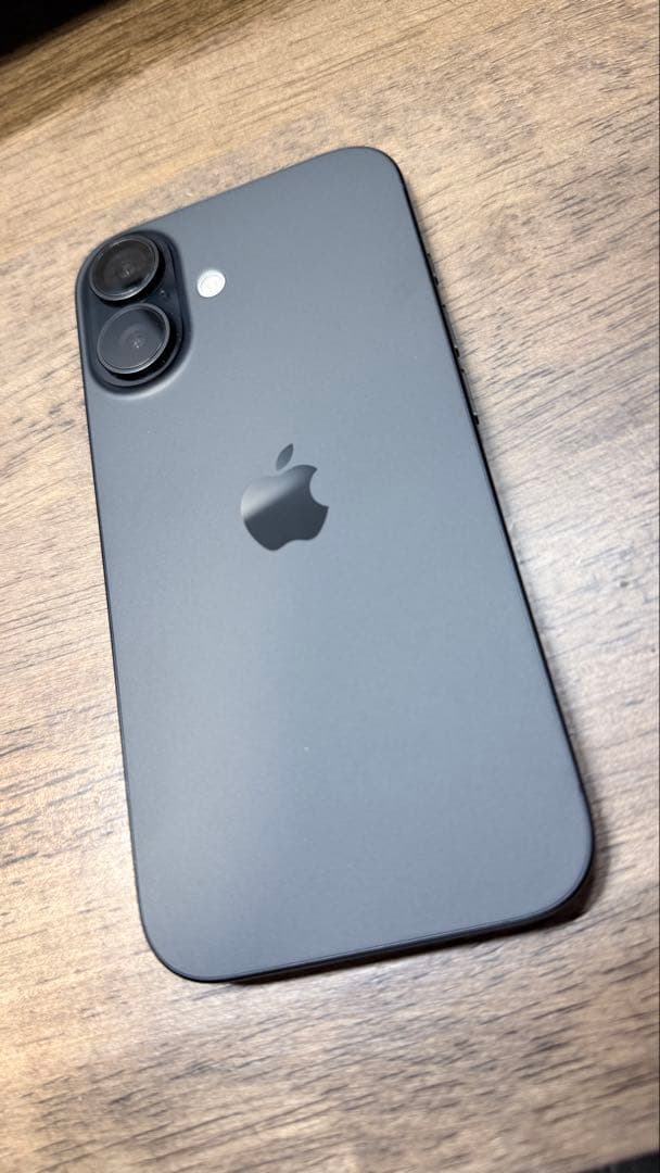 【美品・フィルム付き】iPhone 16 スペースグレー