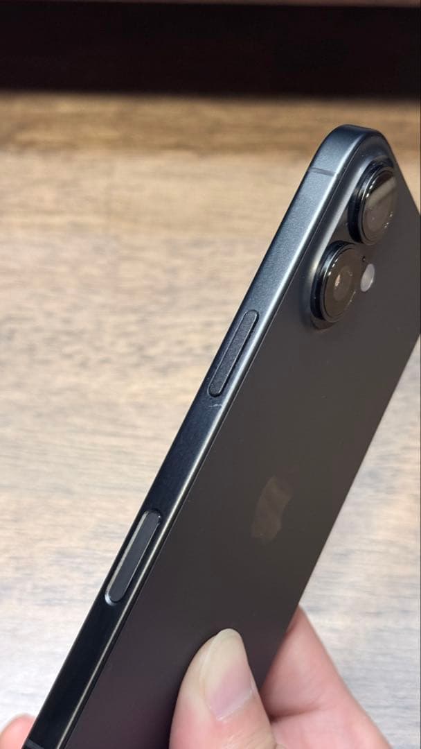 【美品・フィルム付き】iPhone 16 スペースグレー