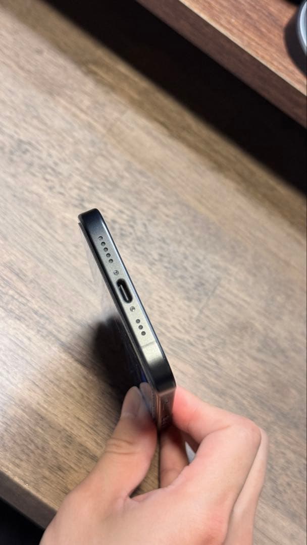 【美品・フィルム付き】iPhone 16 スペースグレー
