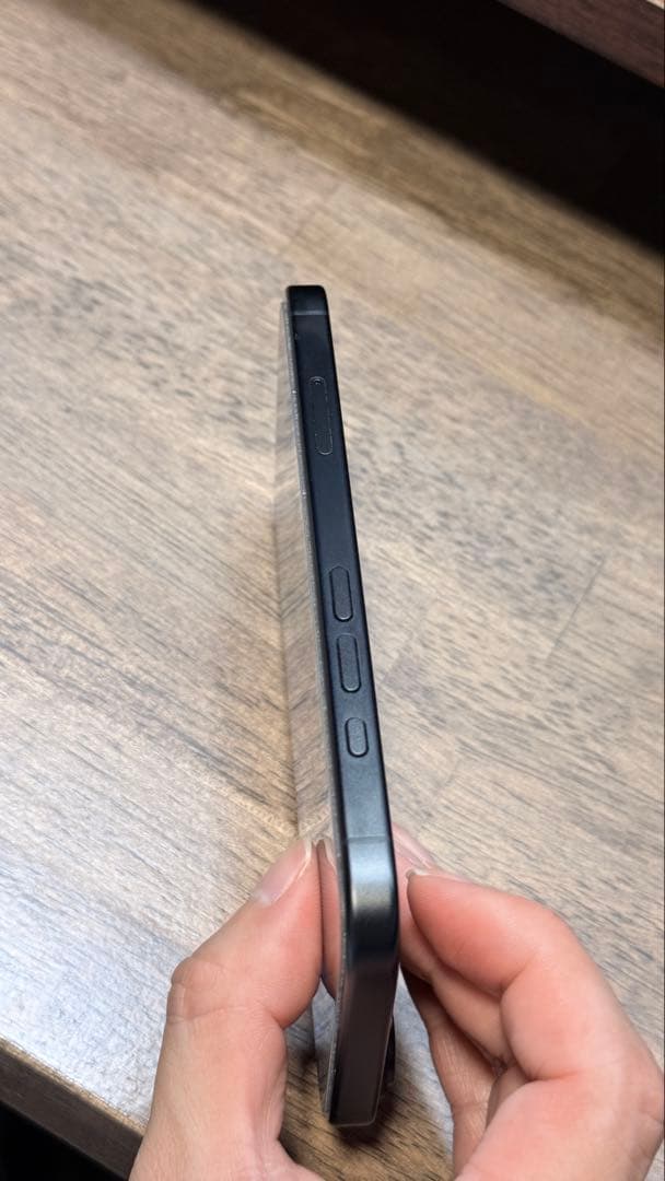 【美品・フィルム付き】iPhone 16 スペースグレー