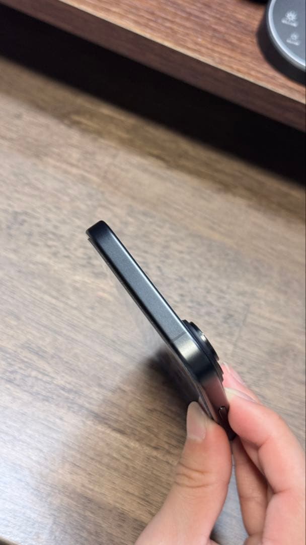 【美品・フィルム付き】iPhone 16 スペースグレー