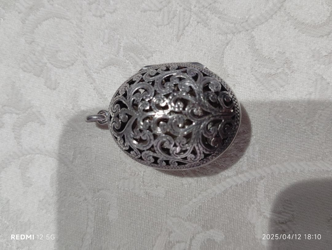 シルバー オープンワーク卵型ペンダント