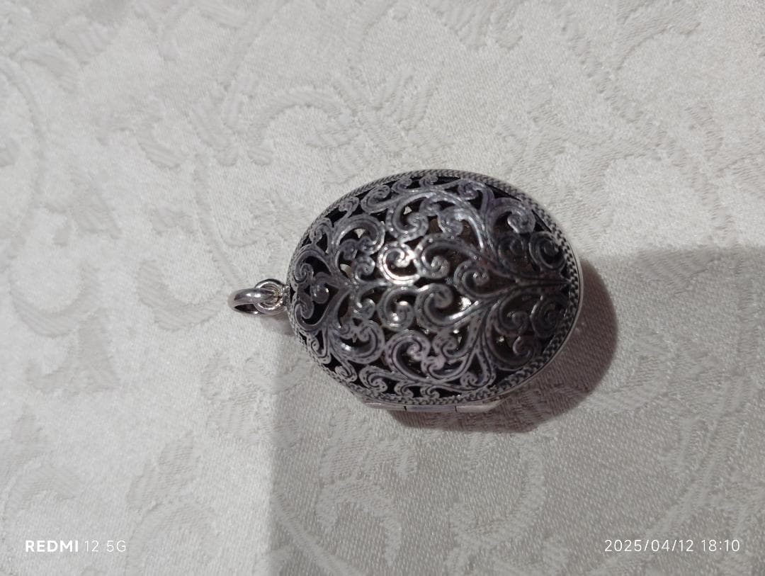 シルバー オープンワーク卵型ペンダント