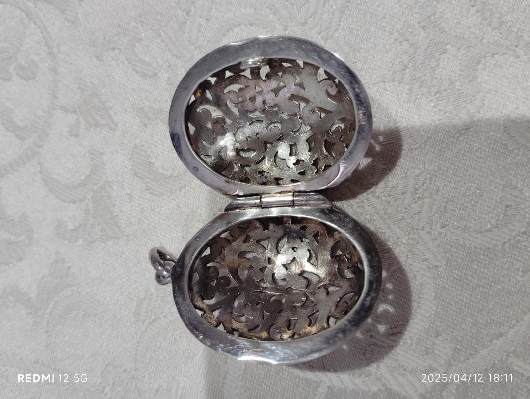 シルバー オープンワーク卵型ペンダント