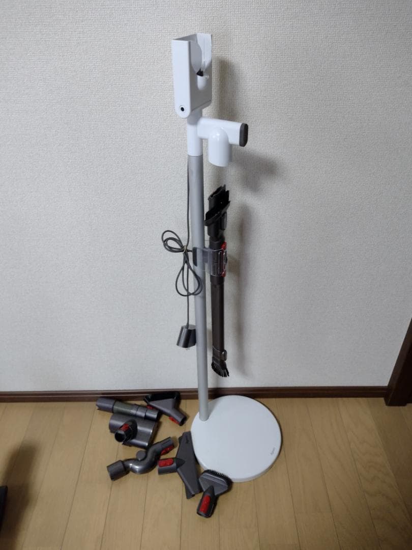 ダイソン★digital slim★SV18★バッテリー新品同等★スタンド付き①