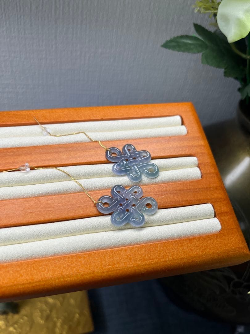 特選品‼️限定❣️希少品、高氷種儚い妖紫色18k中国結ピアス　鑑定書付き