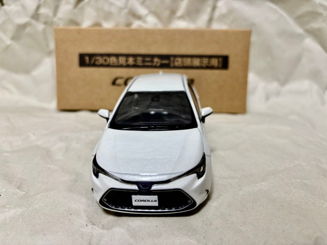 カローラ　カラーサンプル ミニカー　ホワイトパールクリスタルシャイン　専用箱付