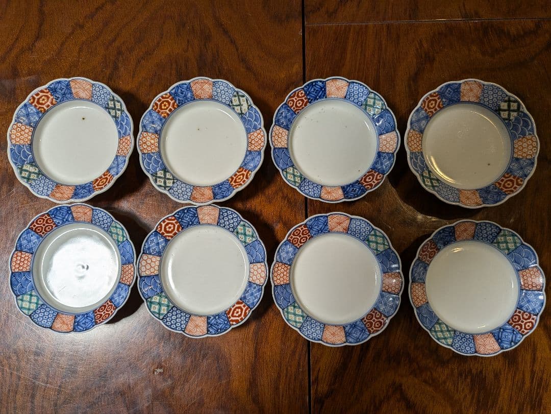 有田焼、十二代酒井田柿右衛門作、『染錦地紋画菊型小皿』、8客、銘有、箱無