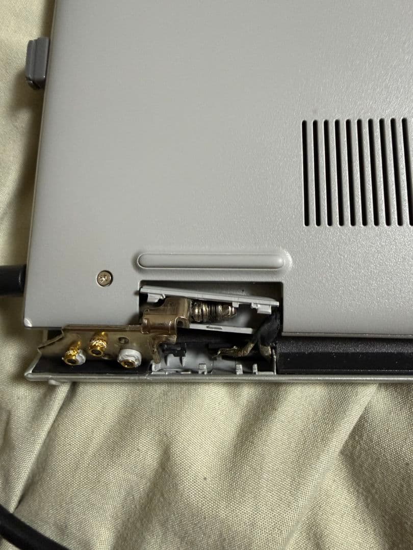 ぽ*ぽ様 【ジャンク】DELL Inspiron 15 3511 ヒンジ破損