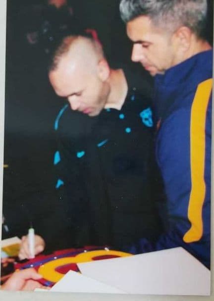 アンドレス・イニエスタ、直筆サイン入り、フォトグラフ、本人直筆証明写真あり。