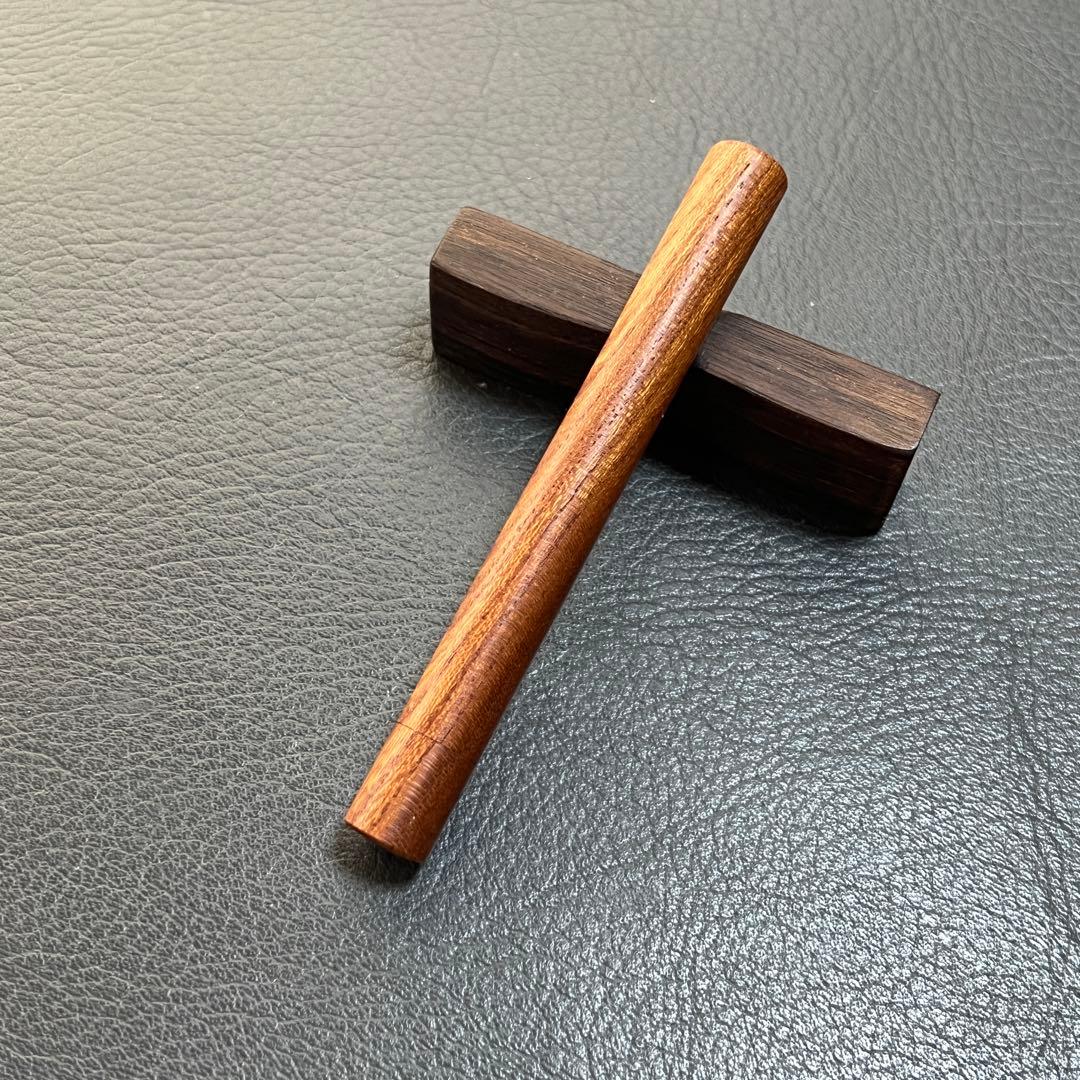 27赤ケヤキ木製キャップ芯ケース　木目揃え