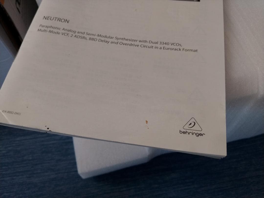 Behringer NEUTRON アナログシンセサイザー / セミモジュラー