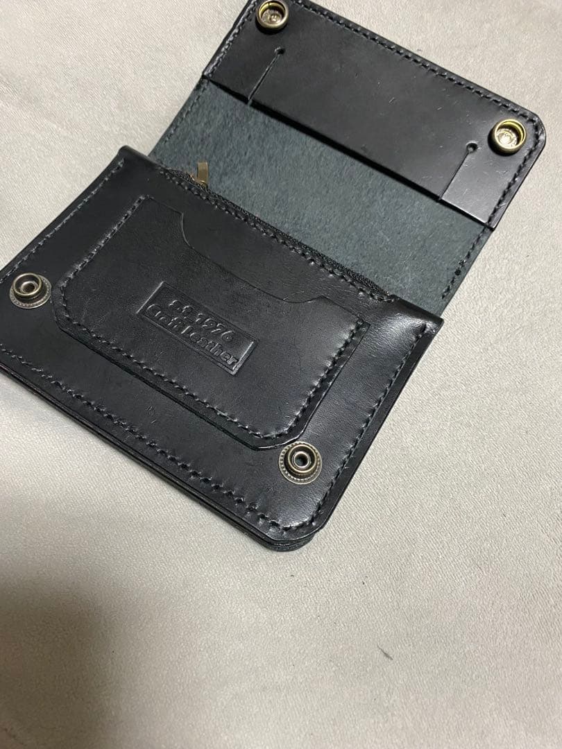 【姫路レザー　タンニン鞣し】ブラック　ミドルトラッカーウォレット　クロスコンチョ