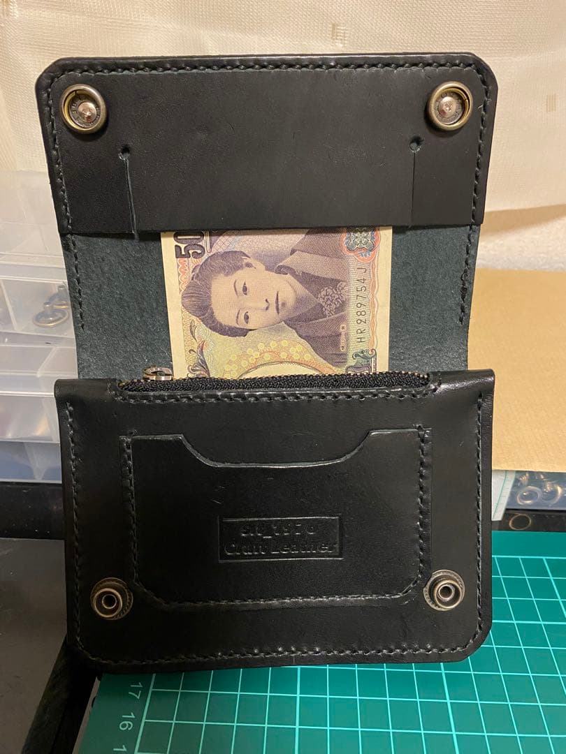 【姫路レザー　タンニン鞣し】ブラック　ミドルトラッカーウォレット　クロスコンチョ