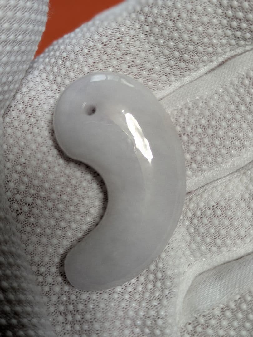 期間限定商品！新春価格天然石【翡翠】ヒスイのビッグサイズの【勾玉】マガタマです。