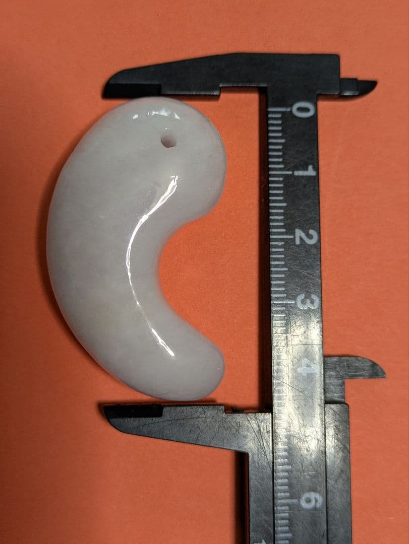 期間限定商品！新春価格天然石【翡翠】ヒスイのビッグサイズの【勾玉】マガタマです。