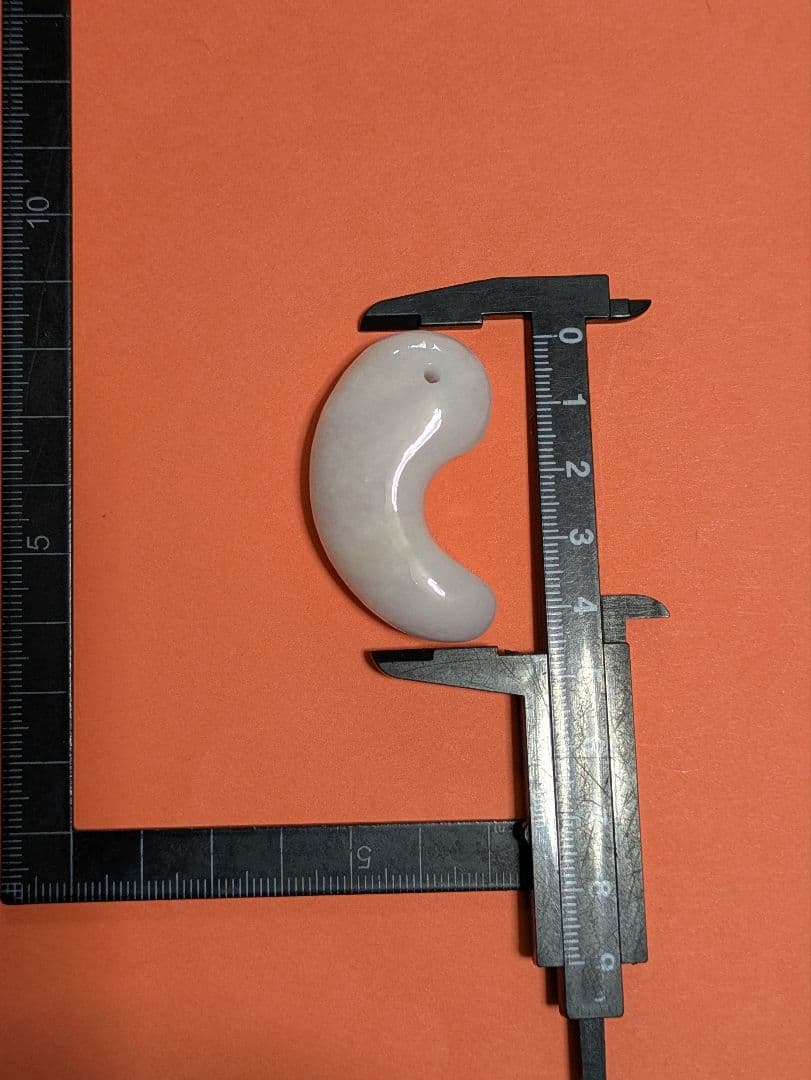 期間限定商品！新春価格天然石【翡翠】ヒスイのビッグサイズの【勾玉】マガタマです。