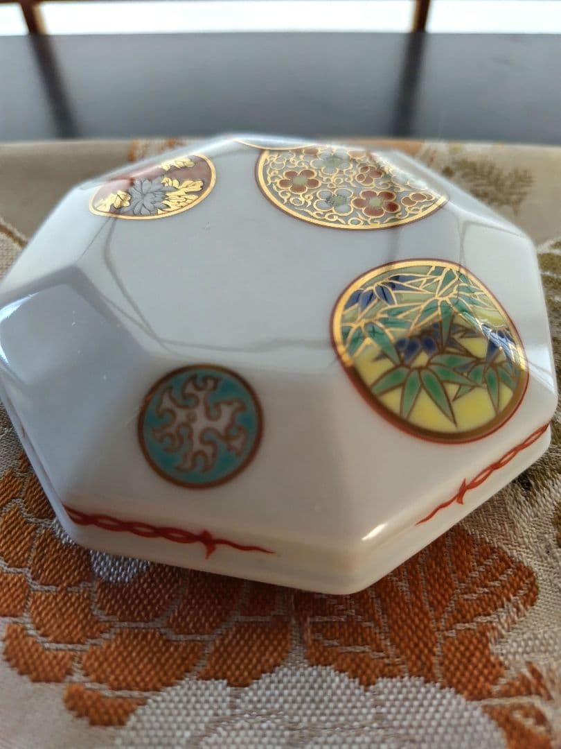 深川製磁 寿赤絵 八角蓋物