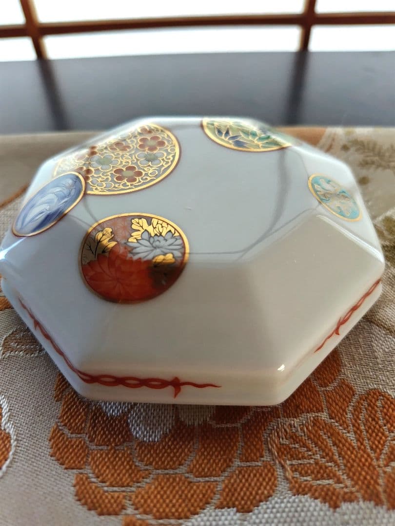 深川製磁 寿赤絵 八角蓋物