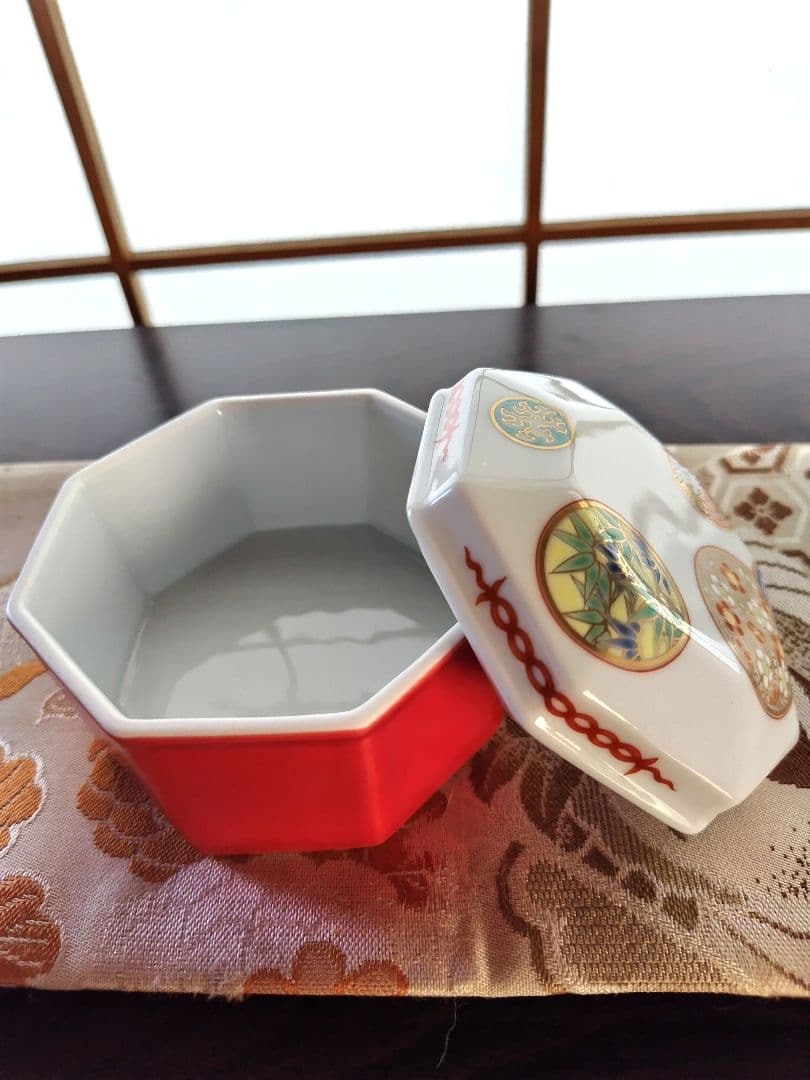 深川製磁 寿赤絵 八角蓋物