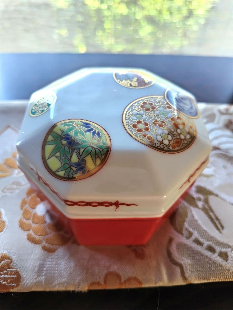 深川製磁 寿赤絵 八角蓋物