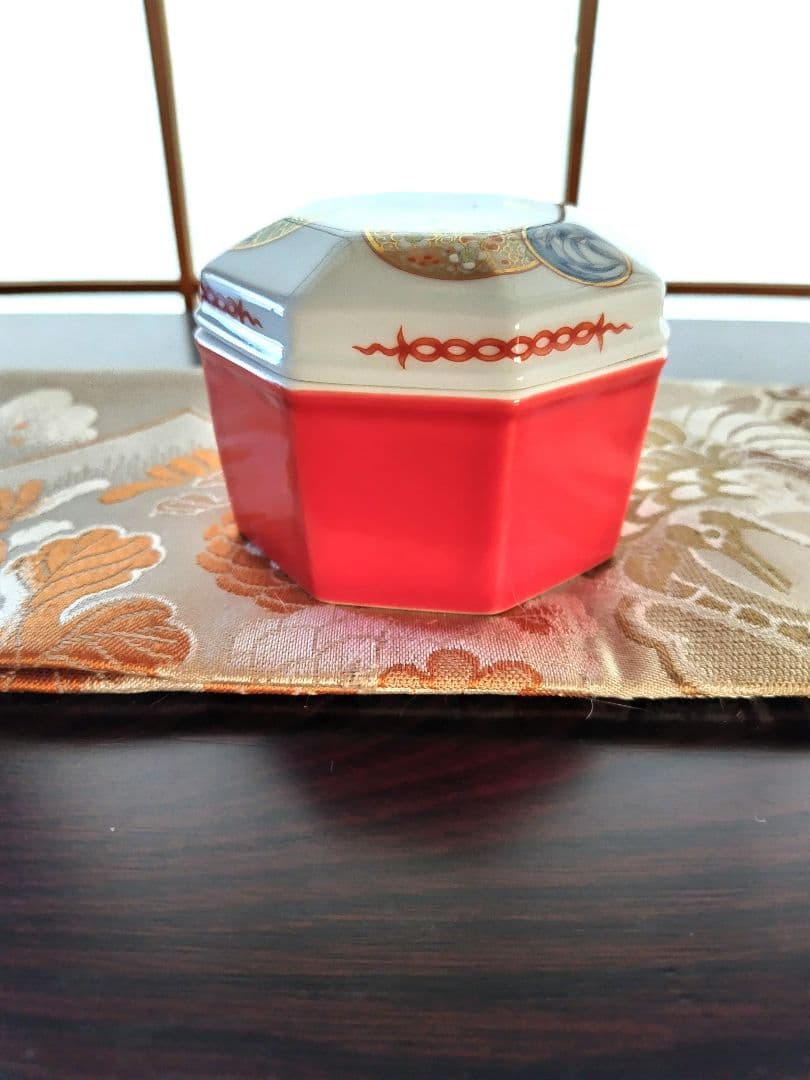 深川製磁 寿赤絵 八角蓋物