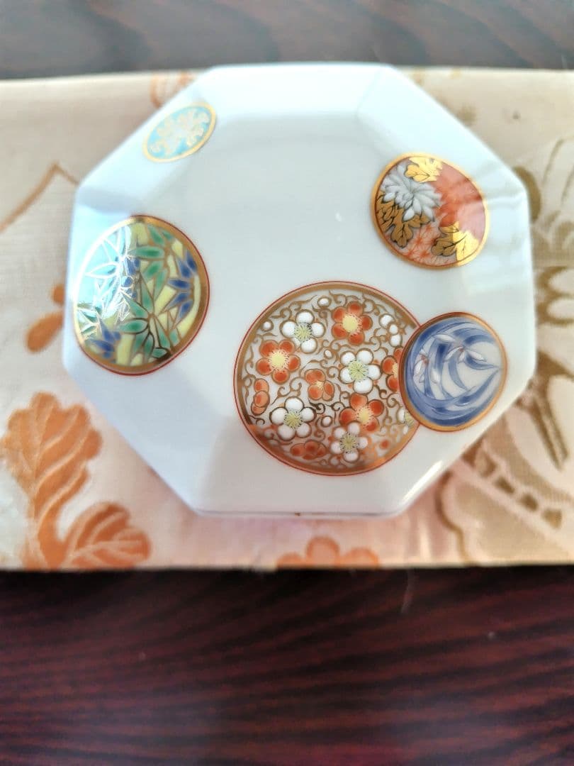 深川製磁 寿赤絵 八角蓋物
