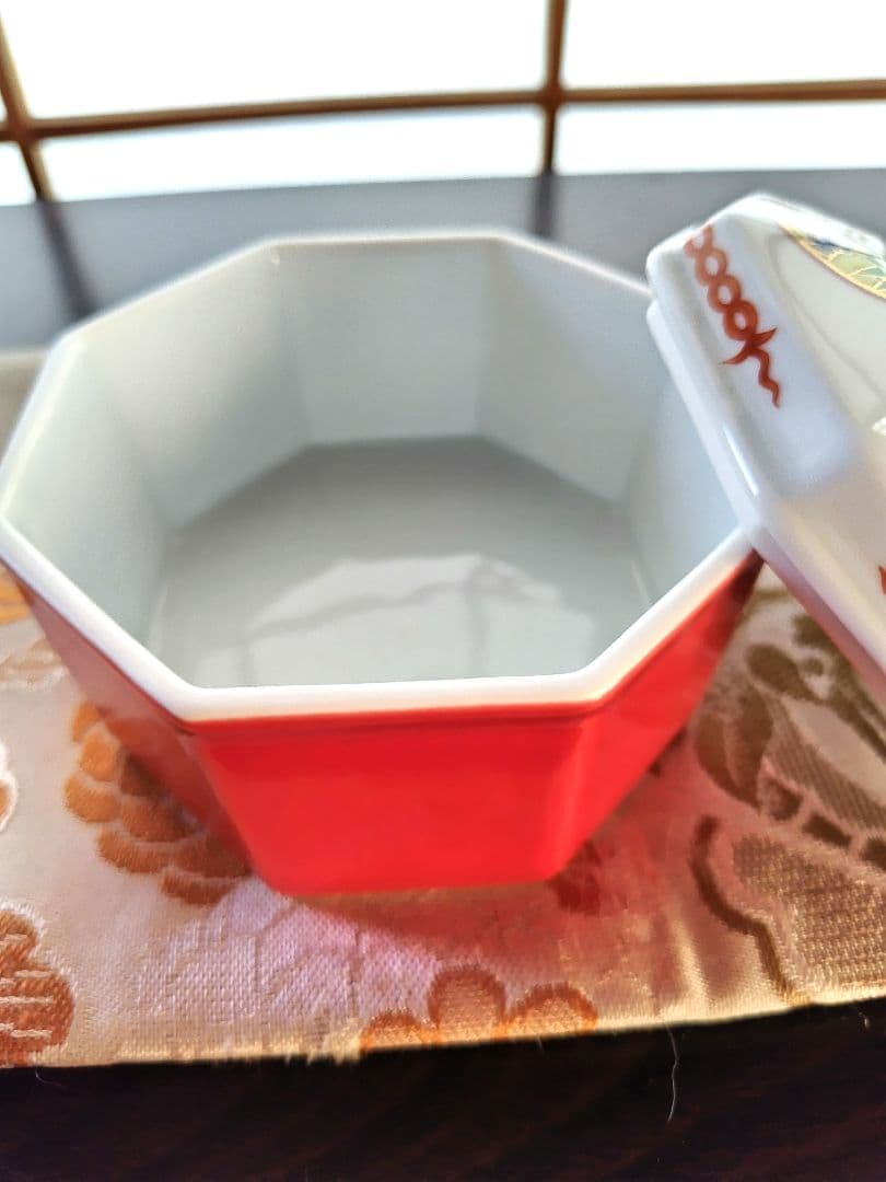 深川製磁 寿赤絵 八角蓋物