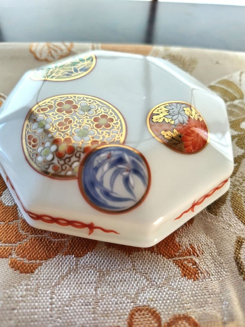 深川製磁 寿赤絵 八角蓋物