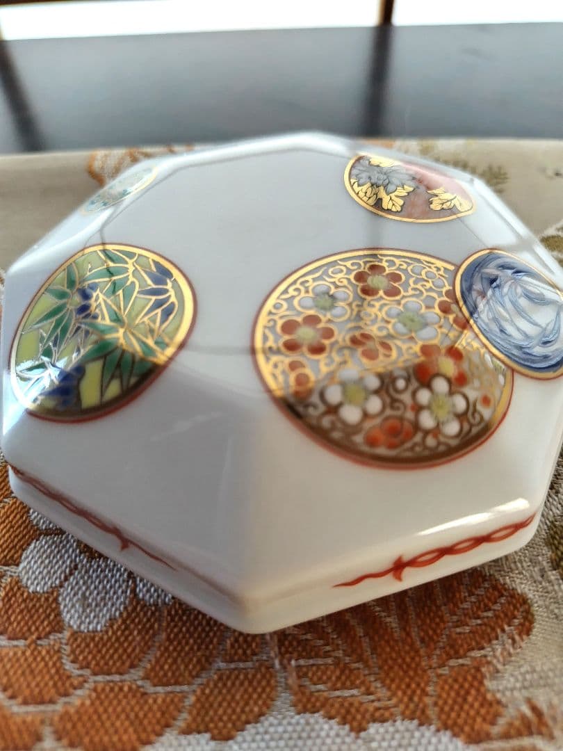 深川製磁 寿赤絵 八角蓋物