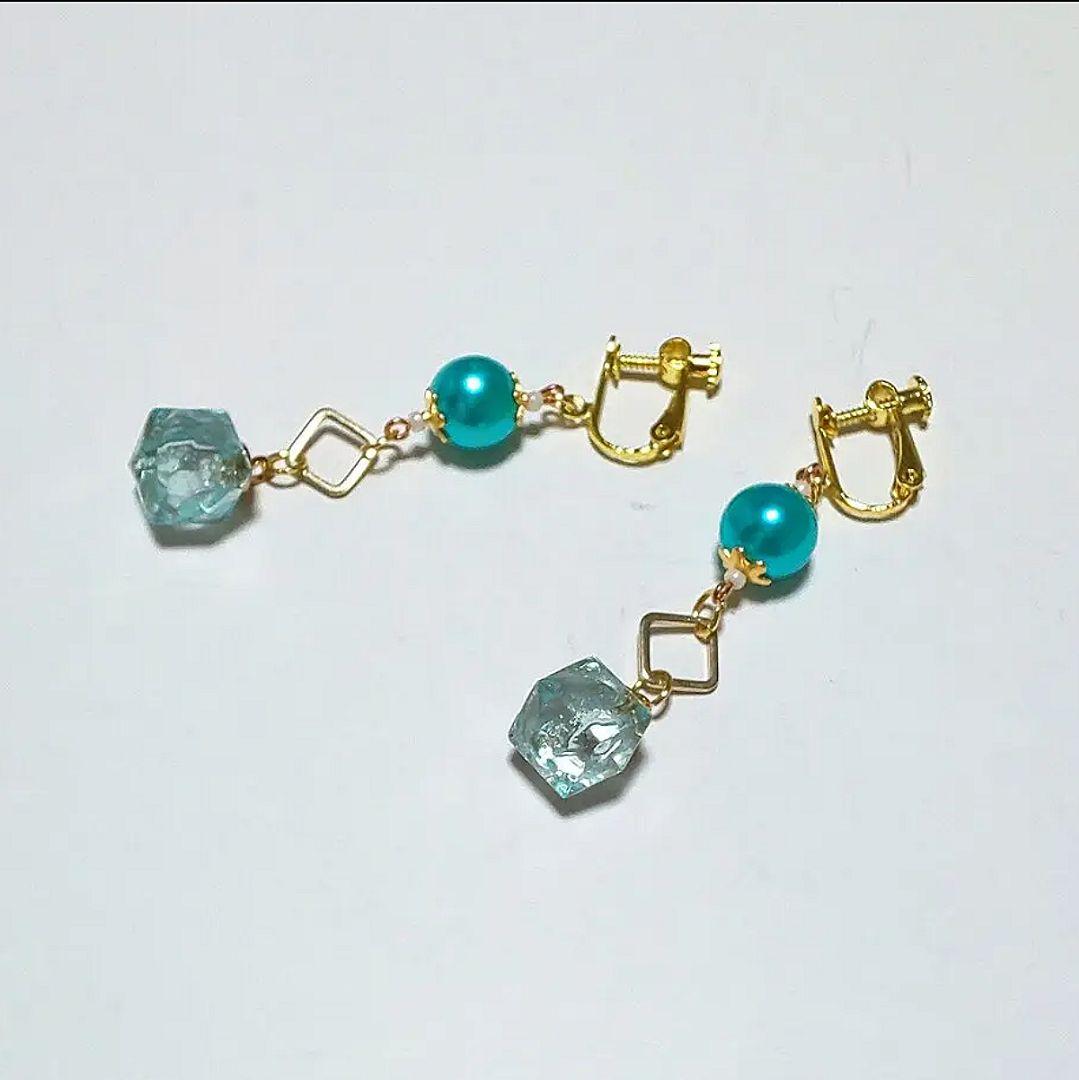 【395】アクリルビーズのイヤリング／ピアス