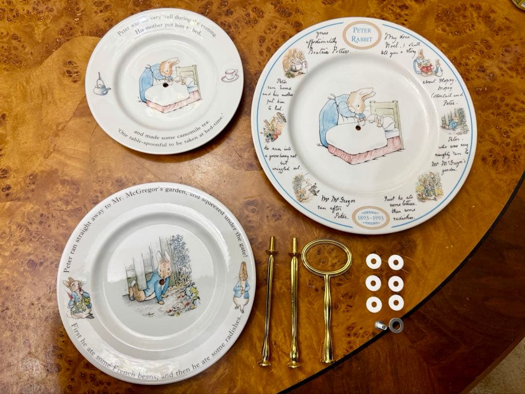 ウェッジウッド　ピーターラビット　アフタヌーンティー用３段ケーキスタンド